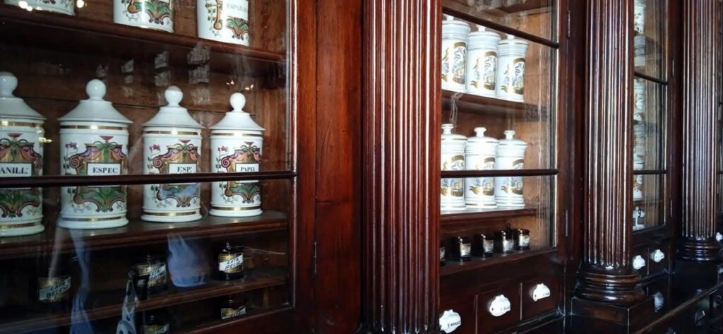 pharmacie-triolet-vacef.jpg etageres-pharmacie-tiolet-vacef-cuba