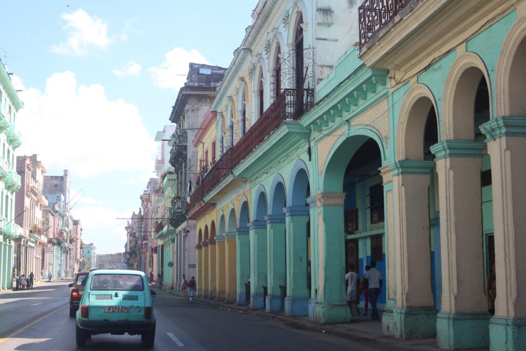 avenue_reina_havane_vacef La Havane colorée