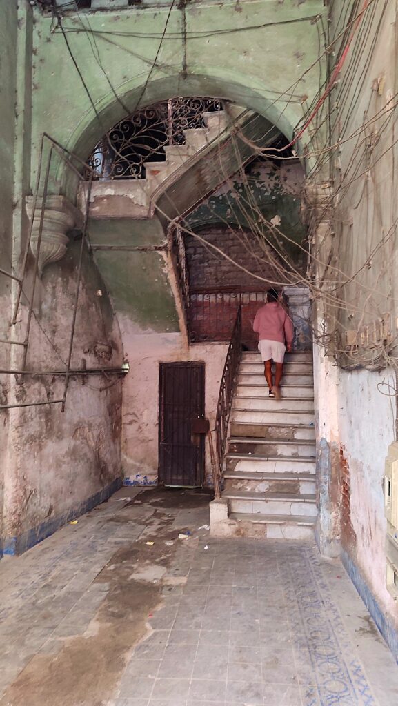 Vieil accueil d'un ancien palais dans la vieille Havane. Des traces visibles de la grandeur d'autrefois malgré la décadence