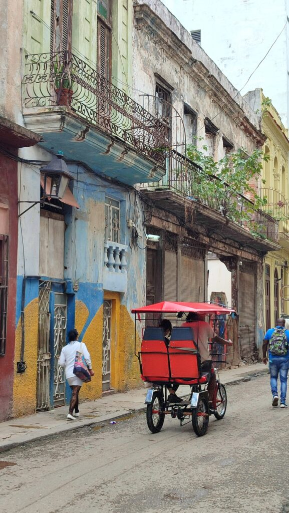095 Rue colorée à La Havane