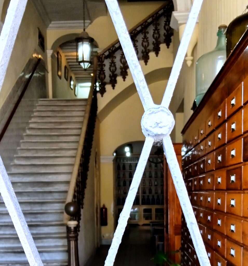 Entrée de la pharmacie Triolet à Matanzas