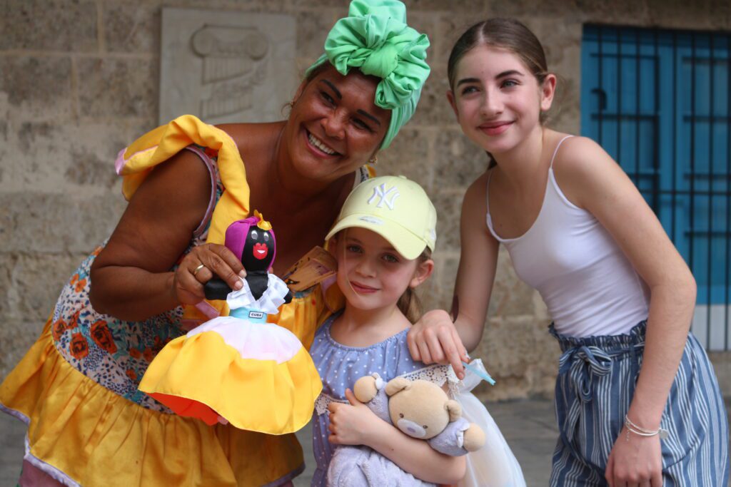 vendeuse de poupées à La Havane